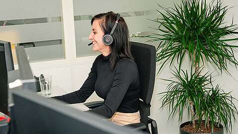 MODOX Support Support-Mitarbeiterin von MODOX telefoniert mit Headset