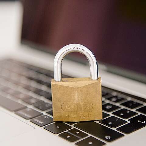 Sicherheit ein Sicherheitsschloss steht auf einer Tastatur